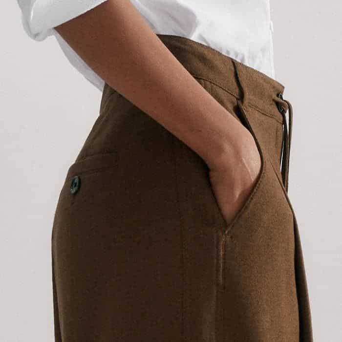 Pockets are positioned in front of the side seams for a functional, bulk-free finish.