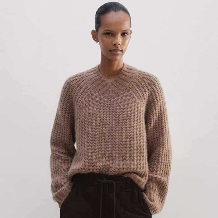 Flatteringly clash textures with our Merino Cashmere Silk Rib Crop Jumper.