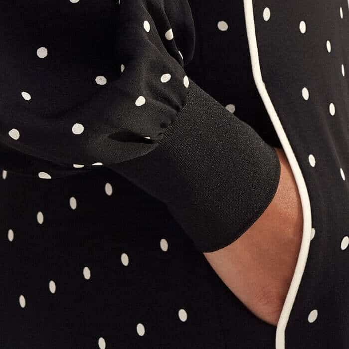 Jersey cuffs allow for an adjustable length and promote voluminous sleeves.