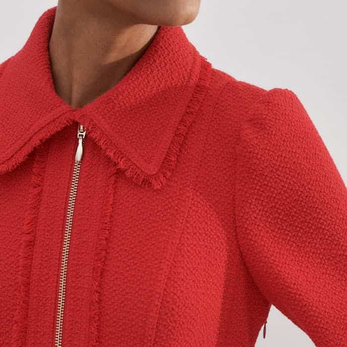 Switch between a high neck and an open V-neckline with the gold-toned zip fastening.