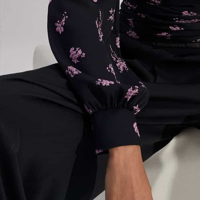 The fitted cuffs create a more voluminous finish through the sleeves.