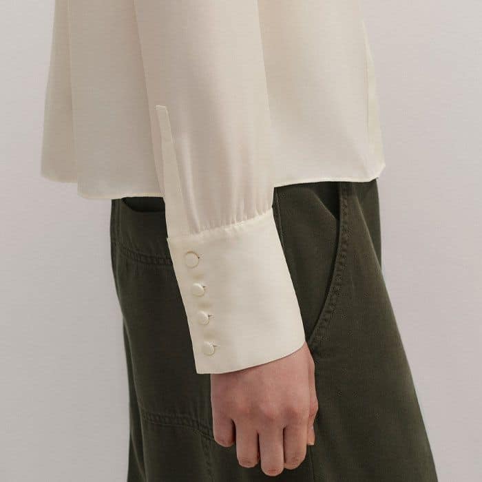 The buttons at the deep cuffs can be left undone to turn back the sleeves.