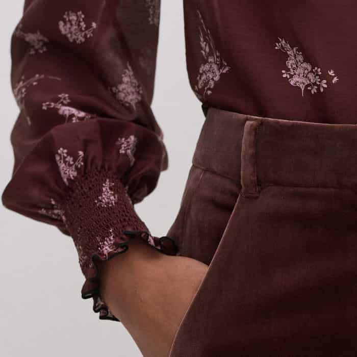 The shirred cuffs maintain the shape of the sleeves and keep pushed-up sleeves in place.