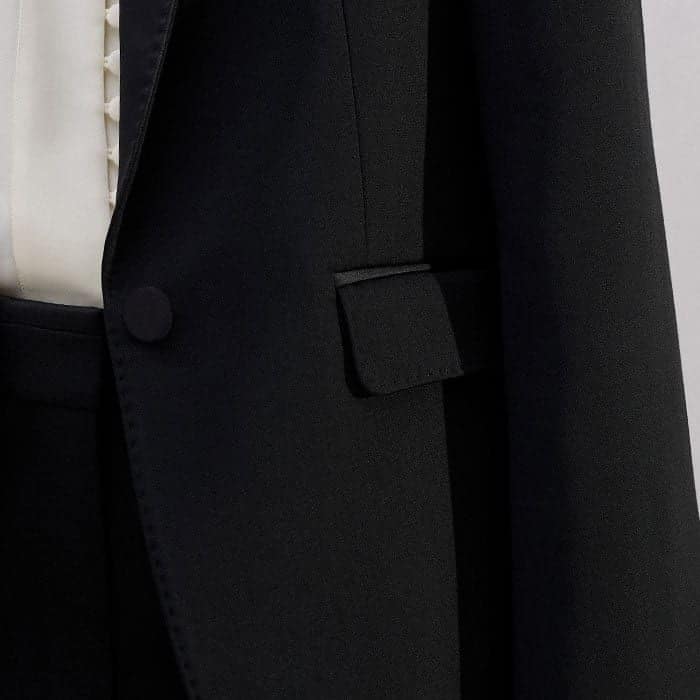 Flap pockets are placed either side of the button-down front for a functional finish.