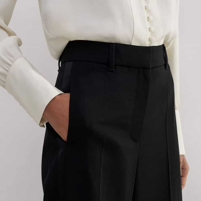 Introducing a practical touch to the style, functional pockets are flatteringly positioned in front of the side seams.