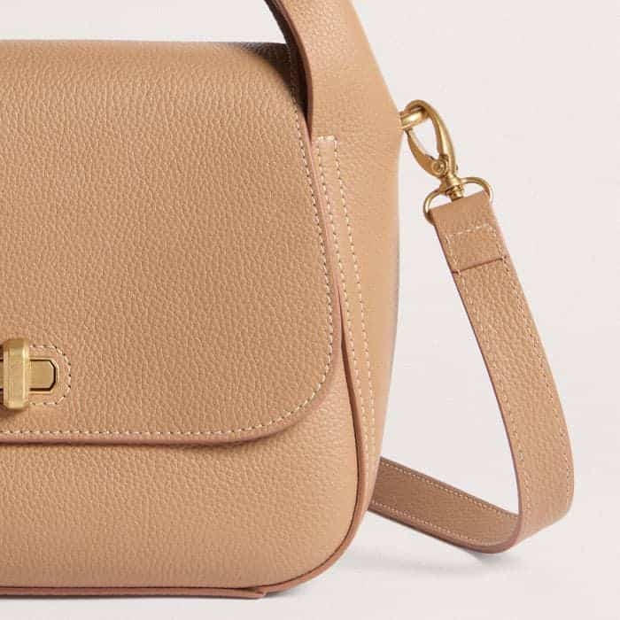 It can be worn as a crossbody or shoulder bag thanks to the adjustable strap.