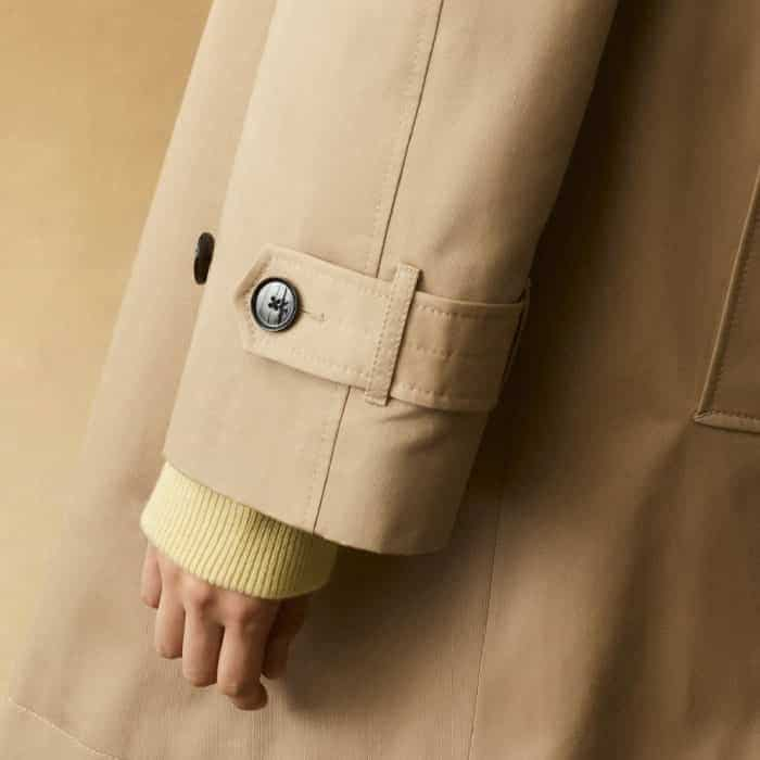 Two buttons at the cuffs allow you to adjust the finish of the sleeves.