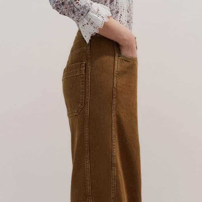 The garment-washed toffee-brown hue is undisrupted across the leg for a seamless finish.