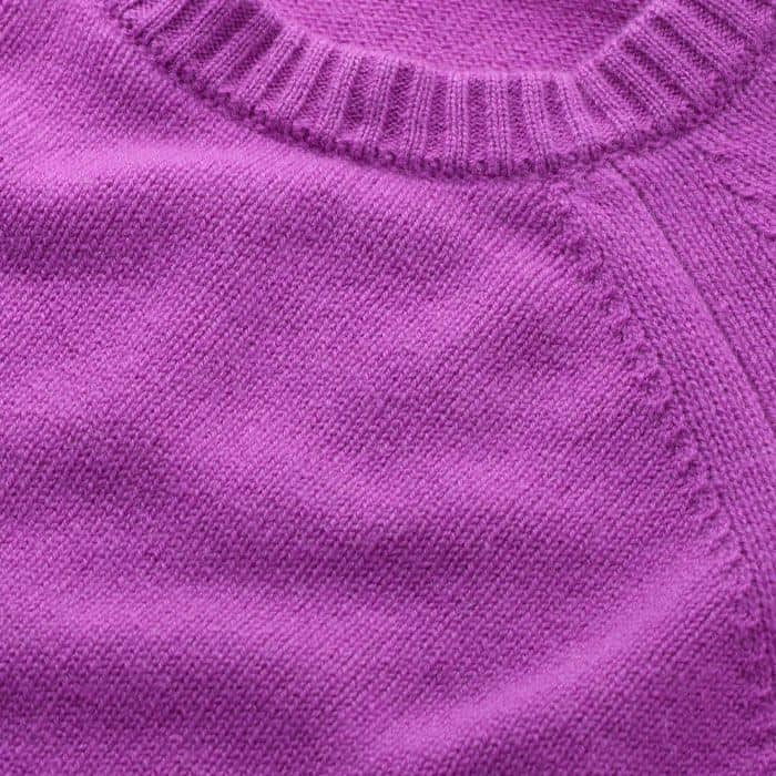 Crafted from luxuriously soft cashmere yarn, knitted in a plain jersey stitch with ribbed trims. 