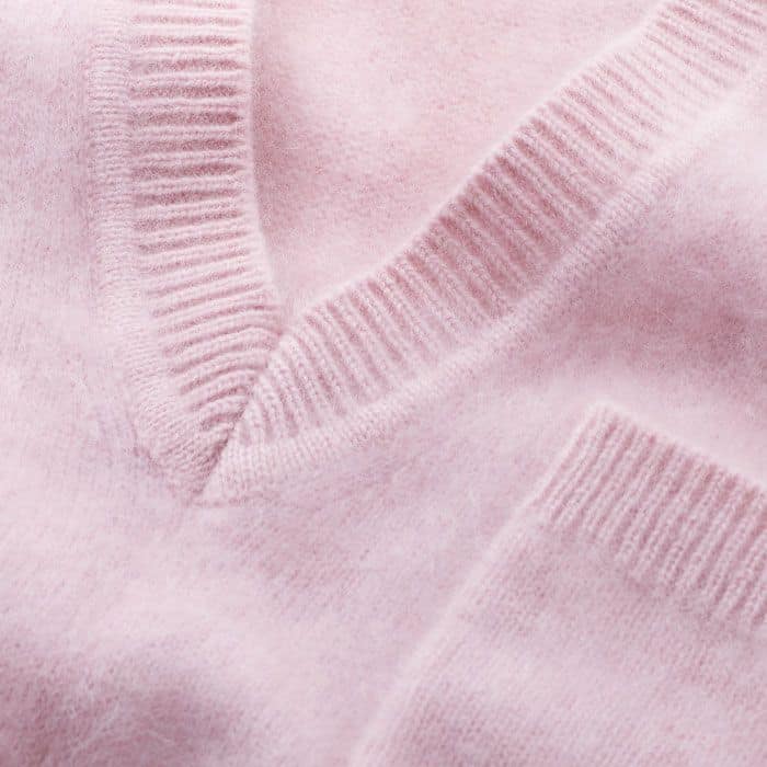 Luxuriously soft cashmere with a cloud-soft hand feel. The yarn is brushed to make it even softer and give it a fluffier, wispier surface.