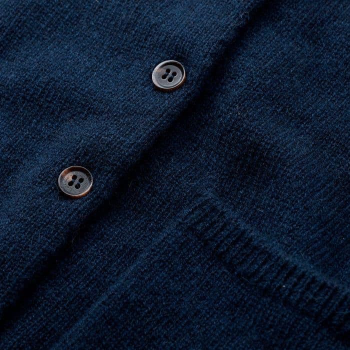 Crafted from luxuriously soft cashmere yarn, knitted in a plain jersey stitch with ribbed trims.