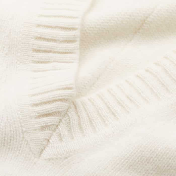 Crafted from luxuriously soft cashmere yarn, knitted in a plain jersey stitch with ribbed trims.