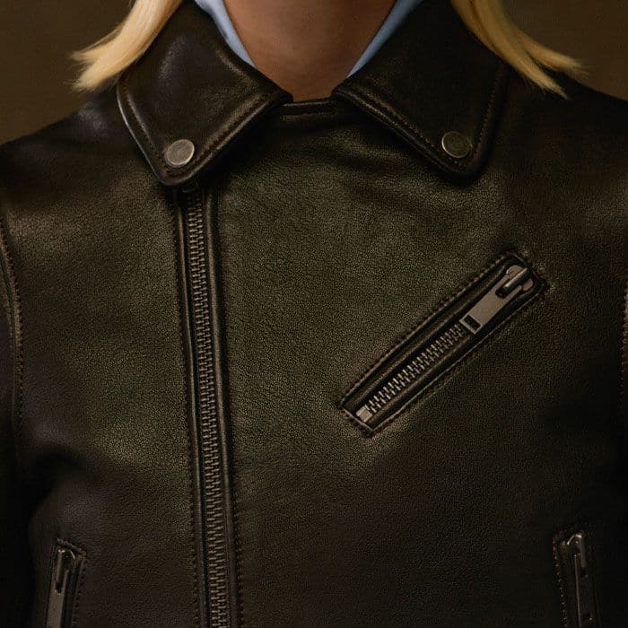 Slanted pockets topped with zips and pressed stud fastenings add a functional element to the piece.