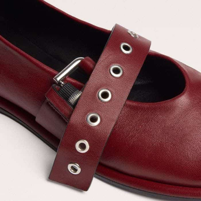 The metal-eyelet strap is equipped with a roller buckle for an adjustable fit.