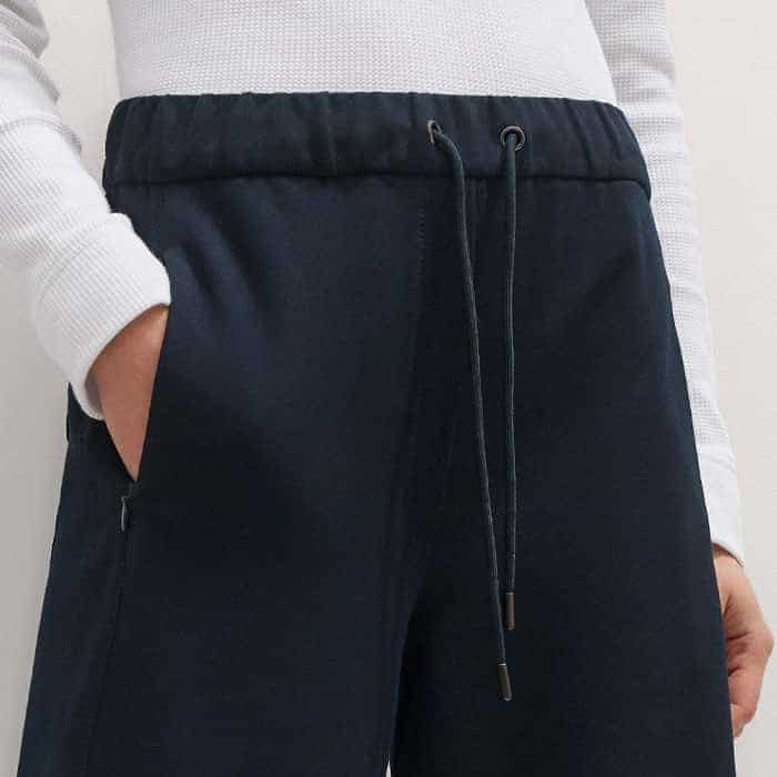 A drawstring tie and elasticated waistband allow you to perfect the fit and ensure all-day comfort.