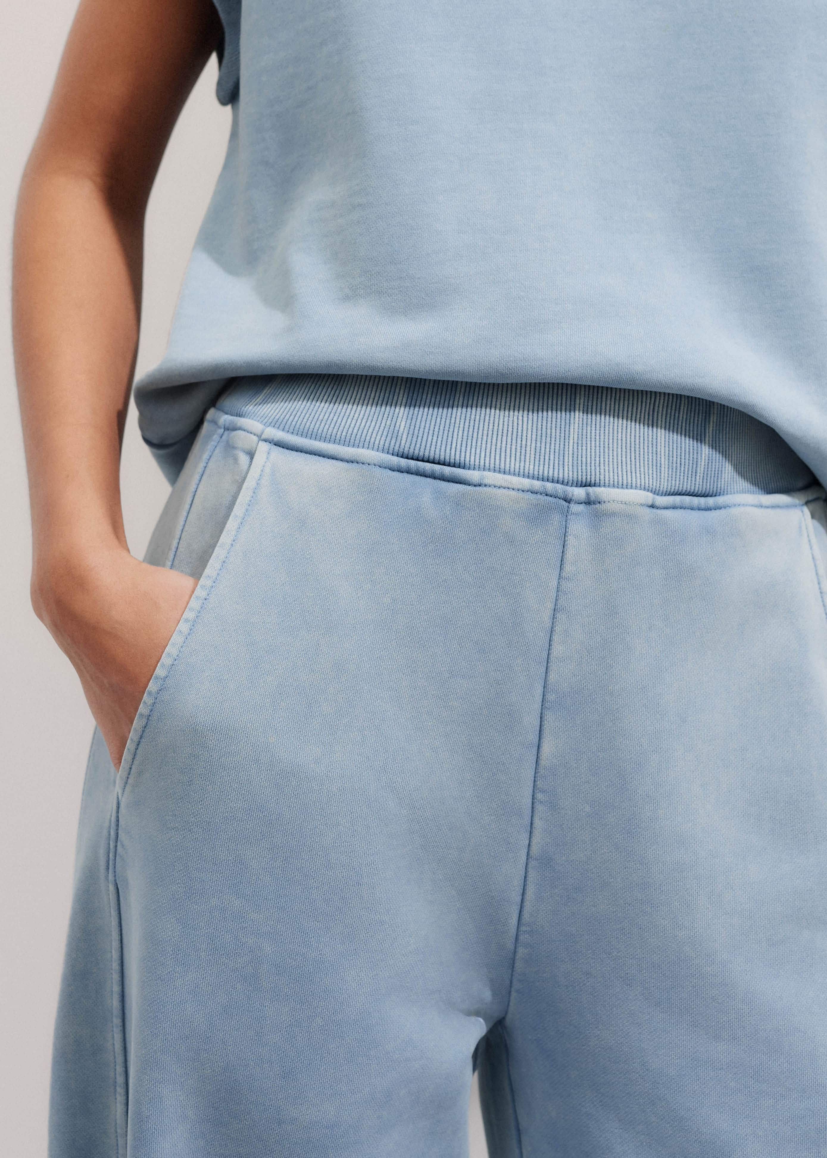 The waistband is elasticated with an internal drawstring to perfect the fit.