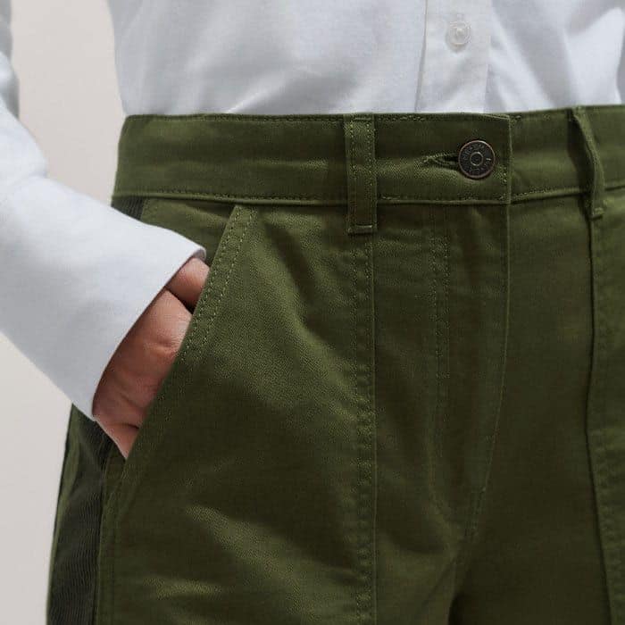 Functional pockets are in front of the side stripe for a bulk-free finish.