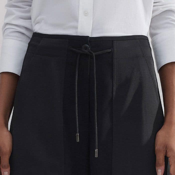 The drawstring tie allows you to perfect the fit at the waist.