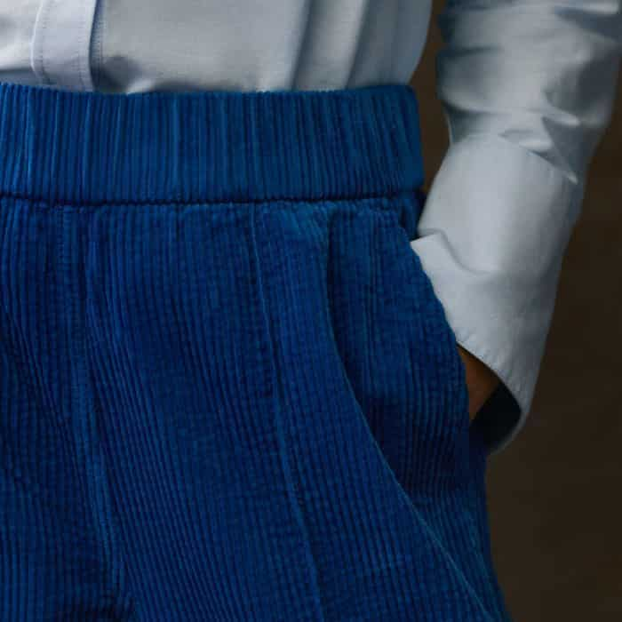 Retaining a streamlined finish, the pockets are positioned in front of the side seams.