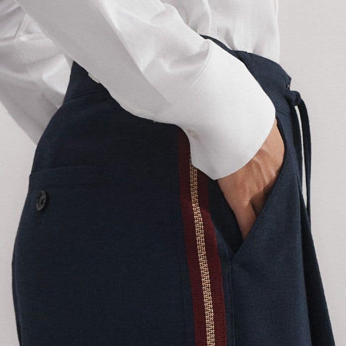 Retaining a streamlined finish, the pockets are positioned in front of the side seams.