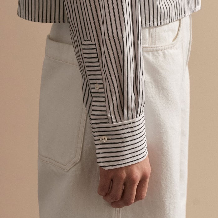 Covered in a contrasting stripe, the deep cuffs can be turned up to shorten the length of the sleeves.