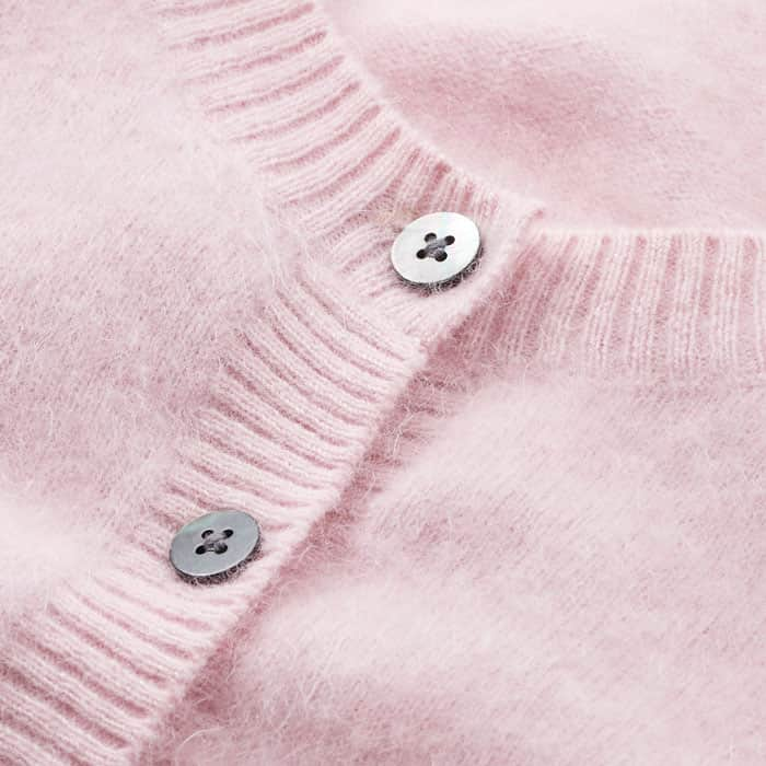 Luxuriously soft cashmere with a cloud-soft hand feel. The yarn is brushed to make it even softer and give it a fluffier, wispier surface.