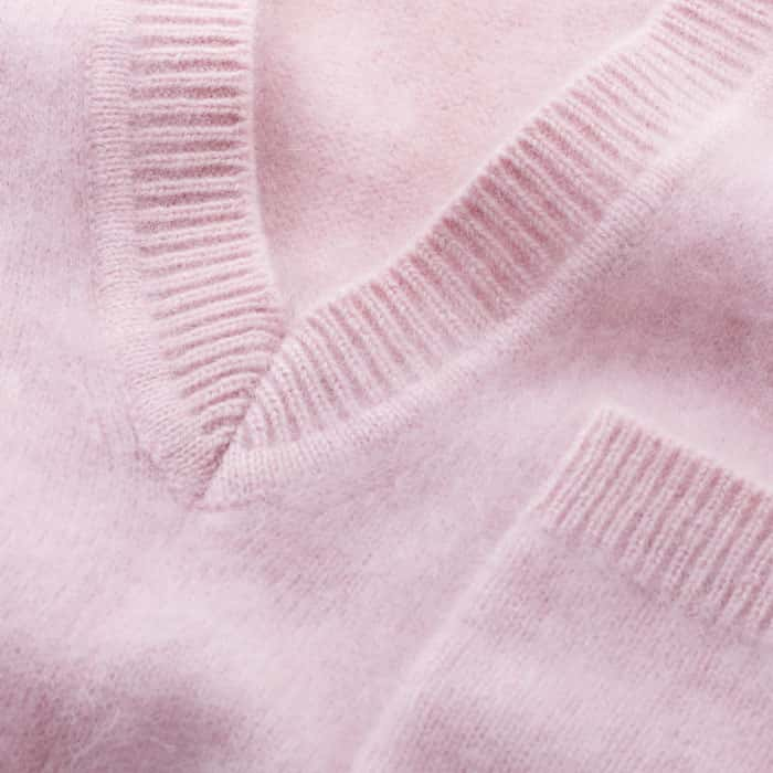 Luxuriously soft cashmere with a cloud-soft hand feel. The yarn is brushed to make it even softer and give it a fluffier, wispier surface.