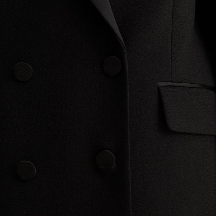 To accomodate small essentials, flap pockets are positioned towards the front.